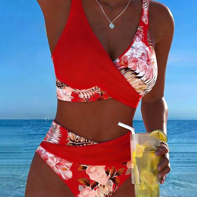 Lorena - Bikini z kontrastowym kwiatowym wzorem i rozcięciem