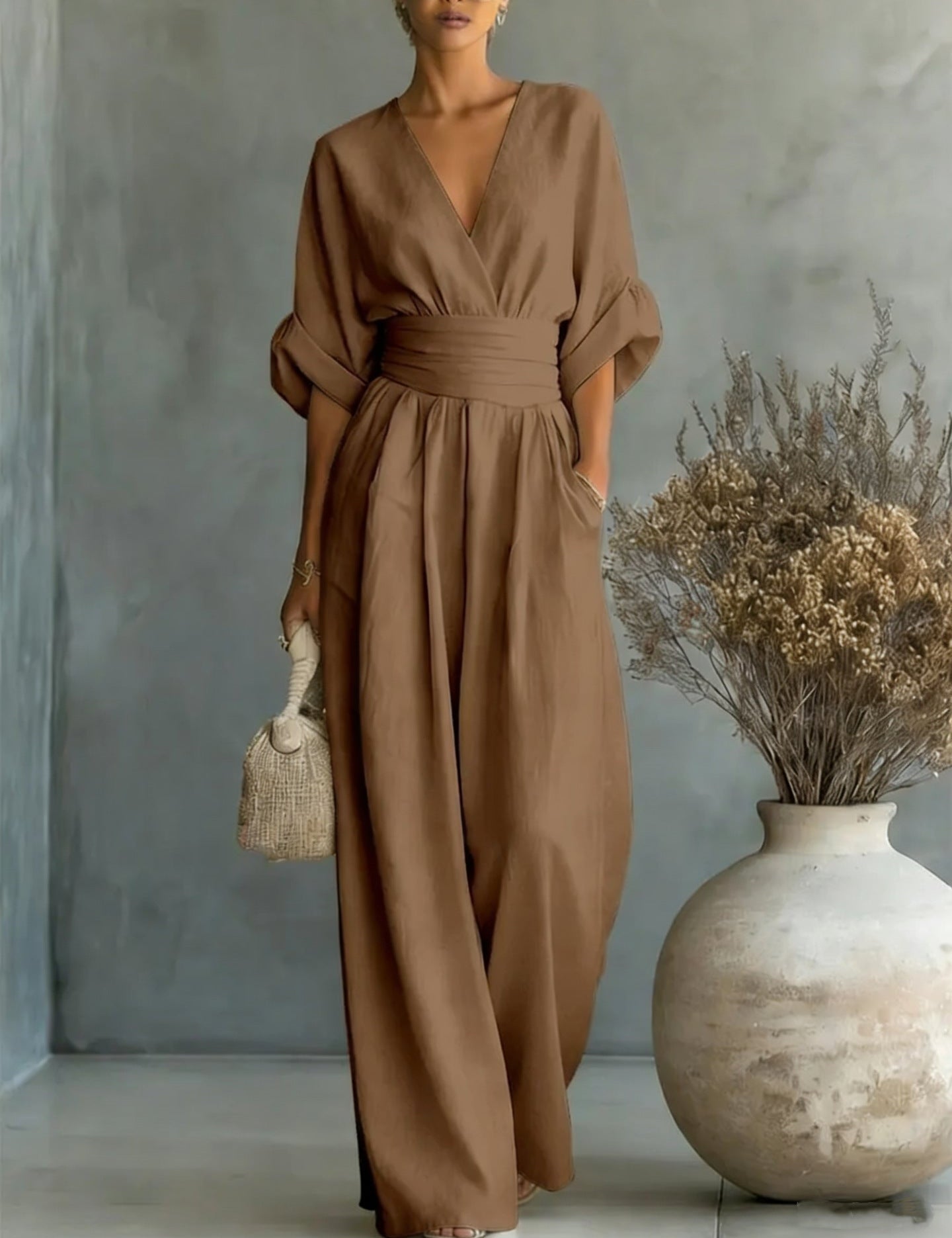 Elegancka Sukienka w Serek, Odkryte Plecy i Luźne Rękawy