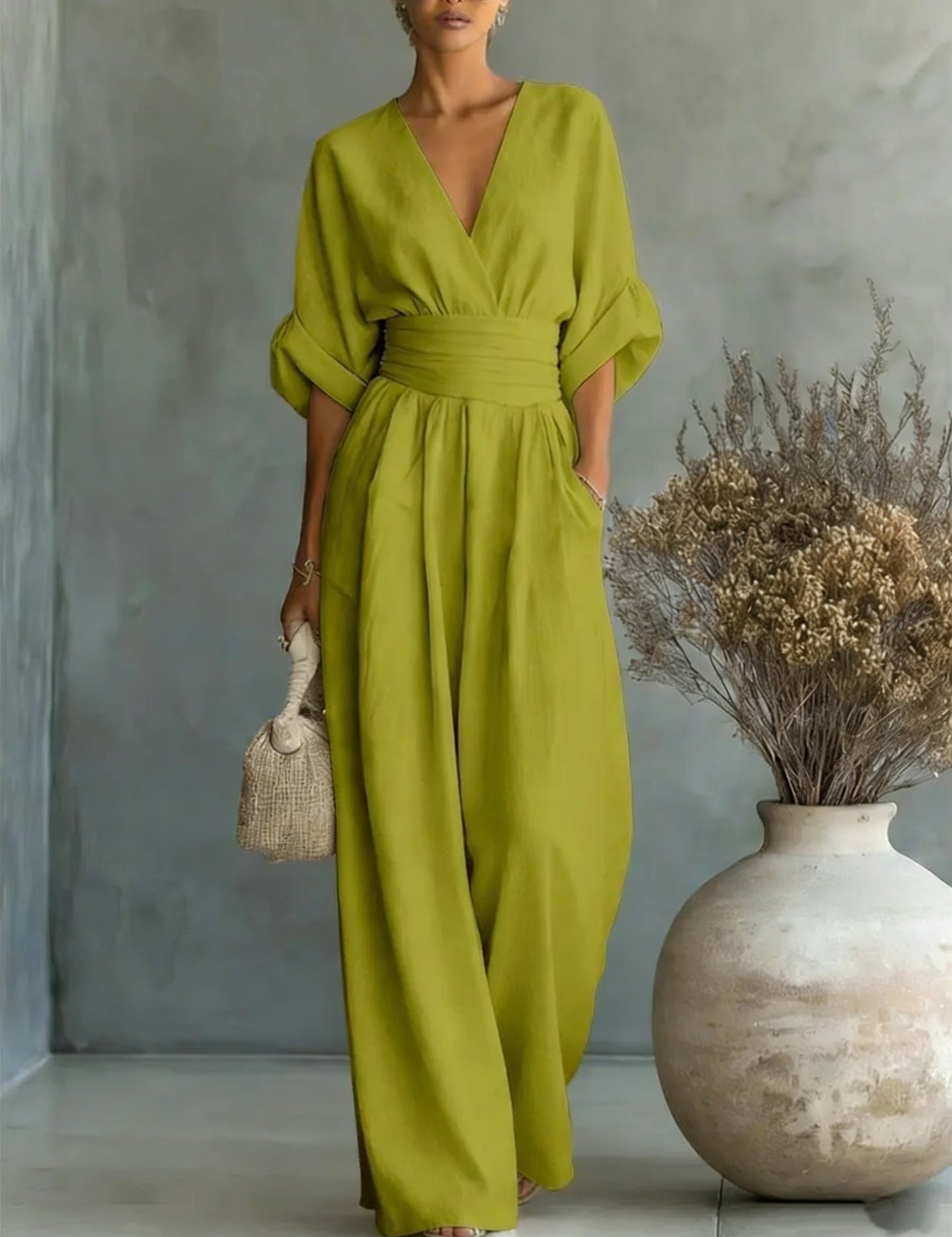 Elegancka Sukienka w Serek, Odkryte Plecy i Luźne Rękawy