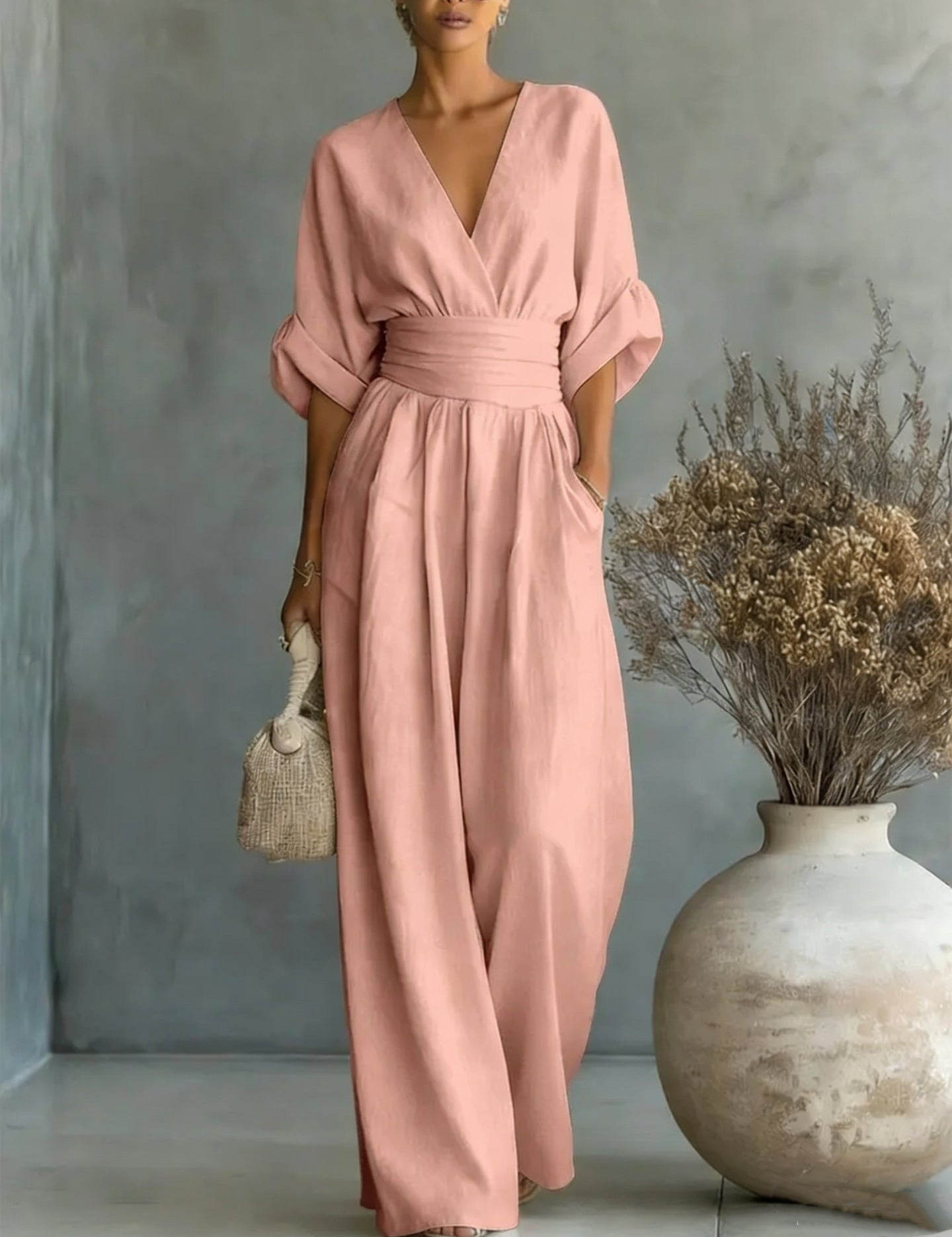 Elegancka Sukienka w Serek, Odkryte Plecy i Luźne Rękawy