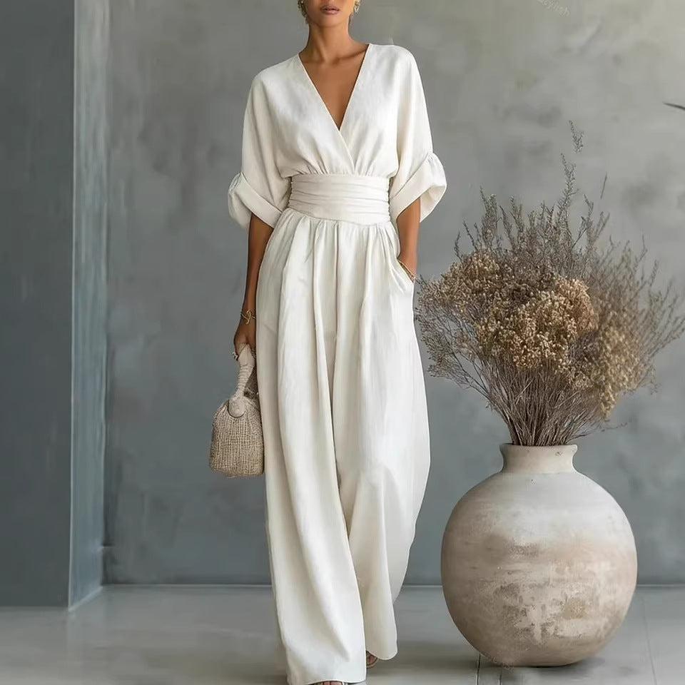 Elegancka Sukienka w Serek, Odkryte Plecy i Luźne Rękawy